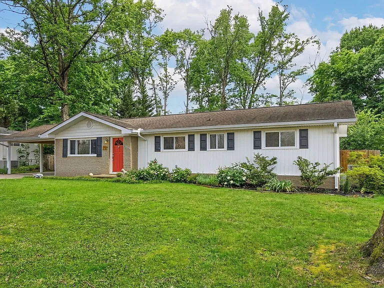 1108 Edgewood Dr NW — Photo 4