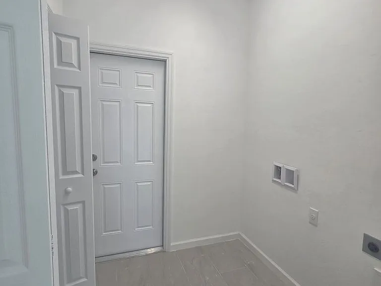 940 Sterling St E — Photo 16
