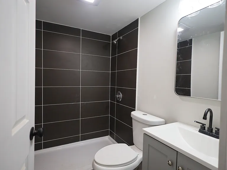 652 Delhi Ave — Photo 34