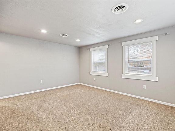 5th image of 1922 Highland Dr