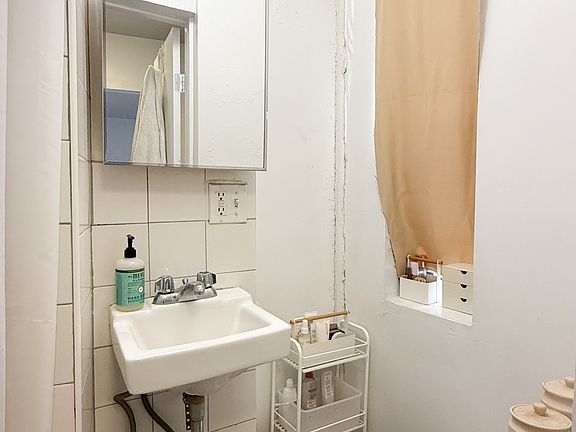 5th image of 453 W 36th St APT 19