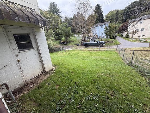 4th image of 311 Montana St