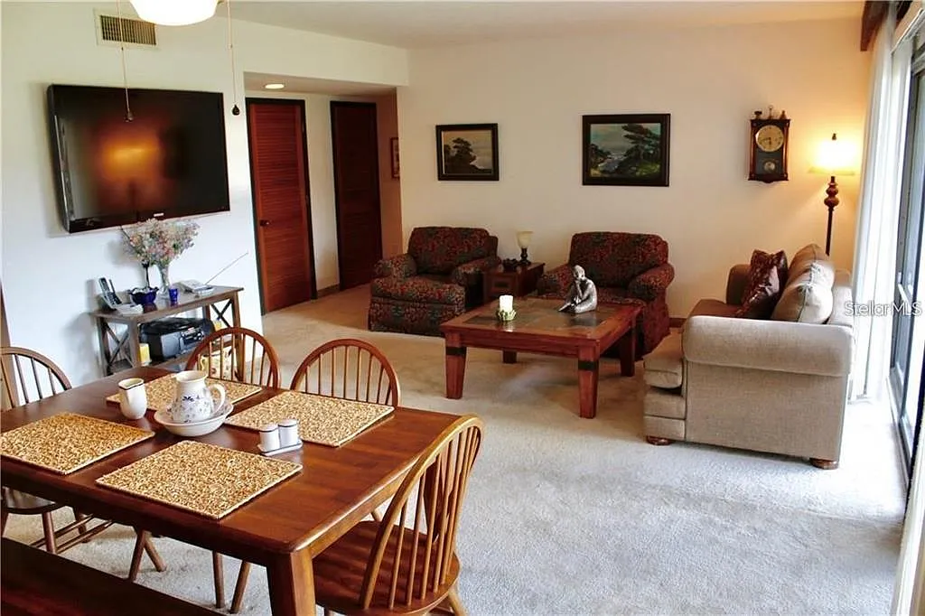 1 bed, 1.0 bath, 974 sqft, $1,097 — Photo 2