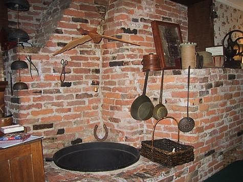 Kitchen brick hearth w/caldrun