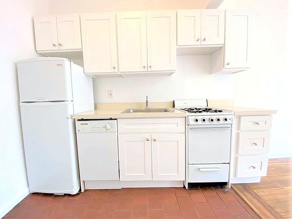 2nd image of 147 W 72nd St #4