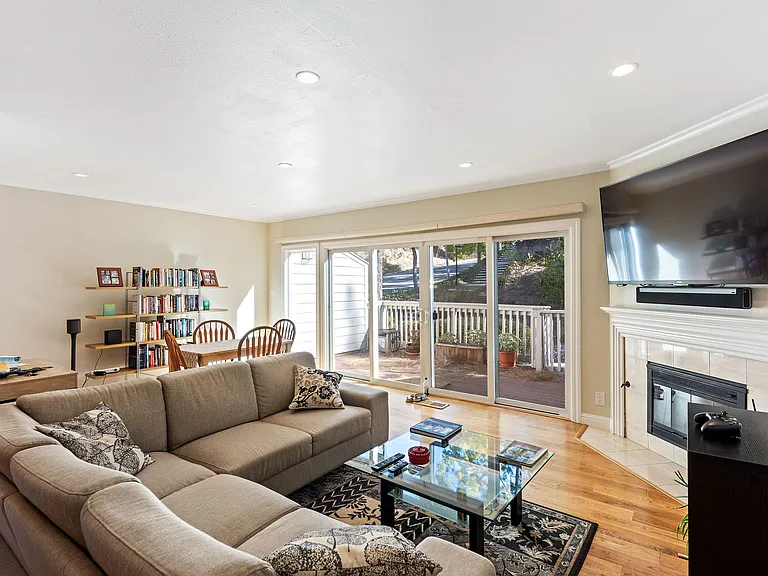 431 Woodminster Dr — Photo 2