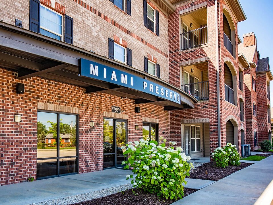 Miami Preserve - Leasing office - Entrance