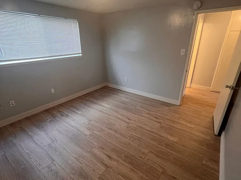 Comstock — Photo 30