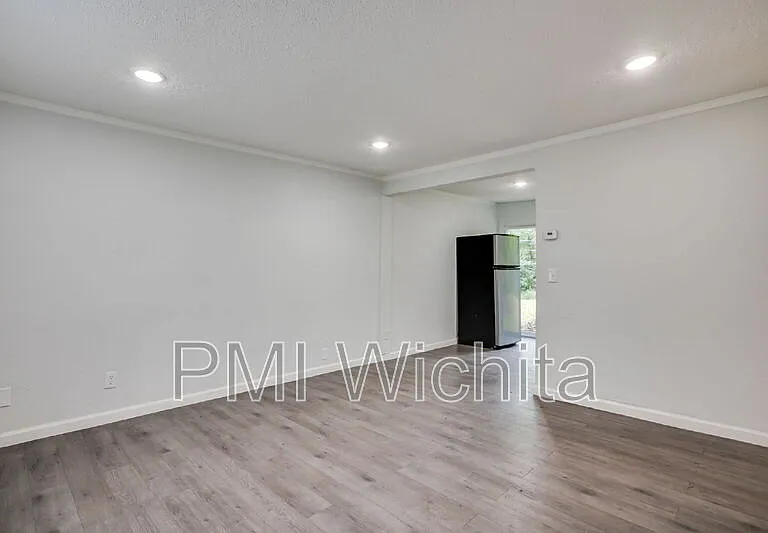 420 W Mahoney Dr — Photo 3