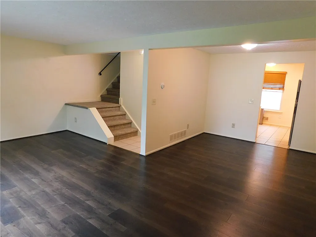 2 bed, 1.5 bath, 1280 sqft, $1,650 — Photo 2