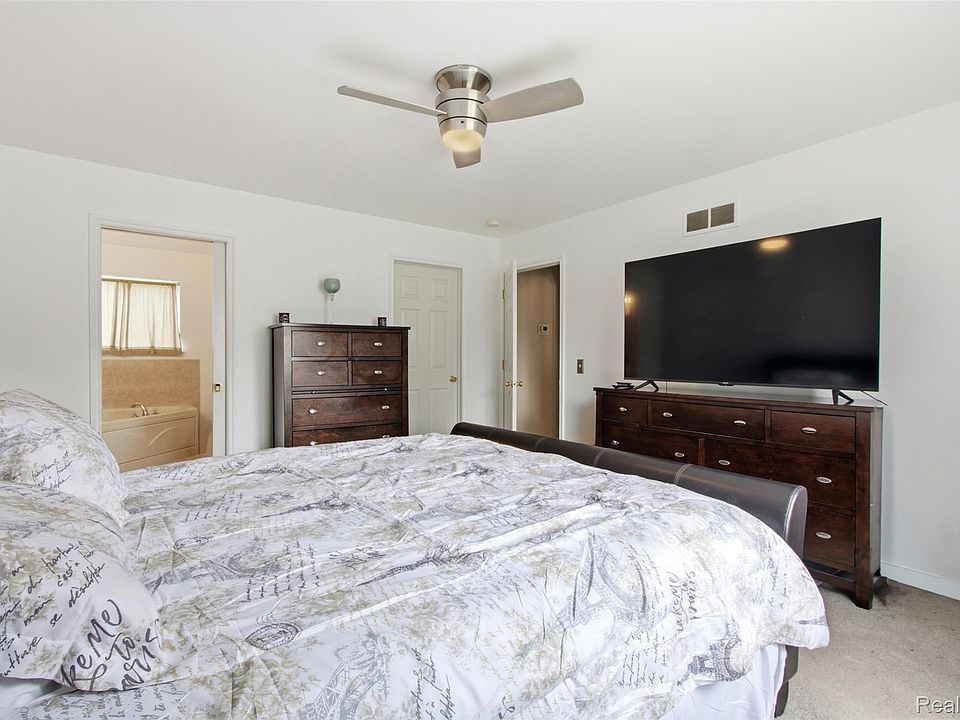 15770 E Forteen Mile Rd, photo 14