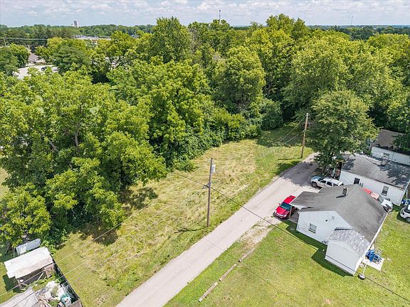 2nd image of 831 Flint Dr