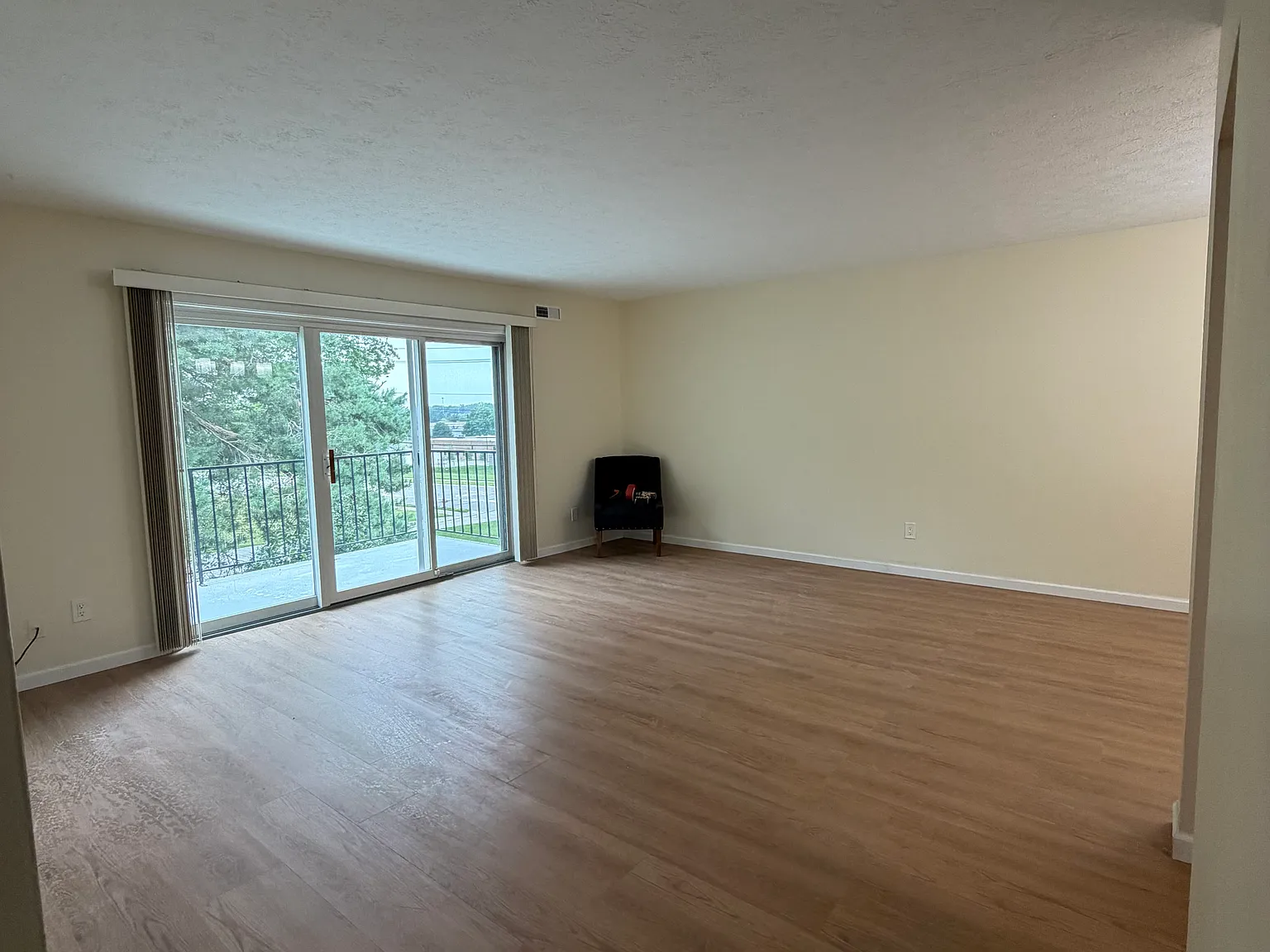 2 bed, 988 sqft, $1,800 — Photo 3