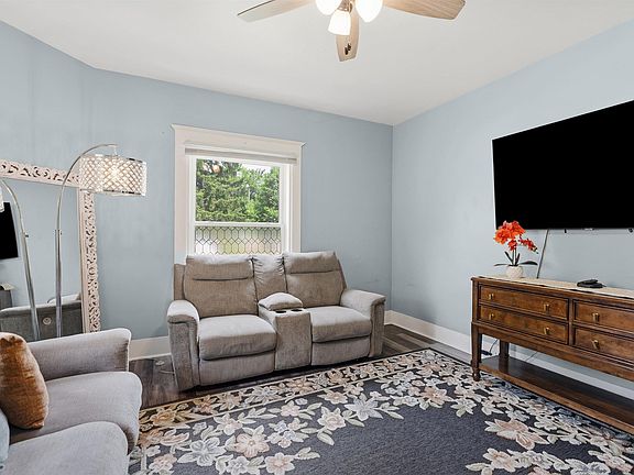 4th image of 801 Greenlawn Ave