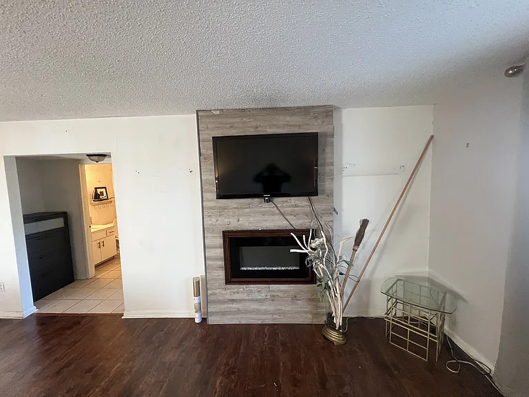 136 Country Club Dr #D — Photo 6