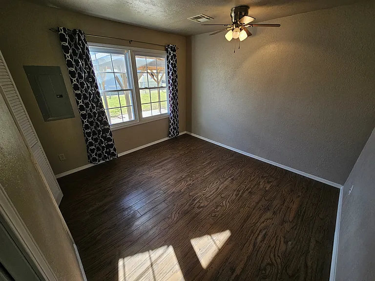 1904 W Oak Ave — Photo 14