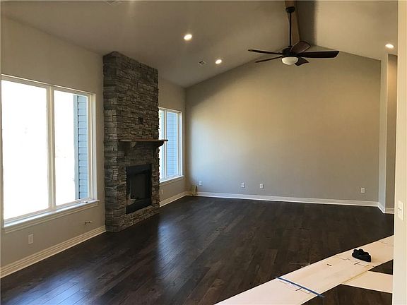 4th image of 14 Alloway Ln