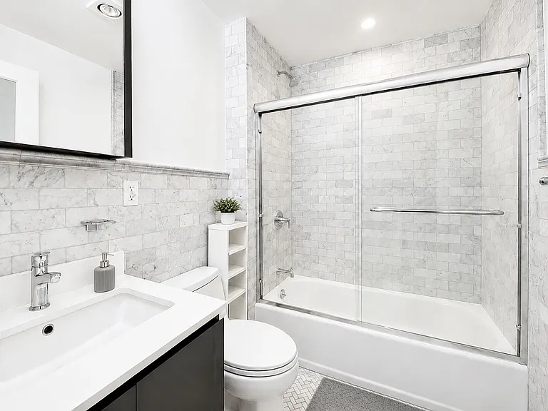 349 E 52nd St #2F — Photo 4