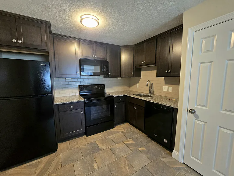 725 Broad St #4 — Photo 3