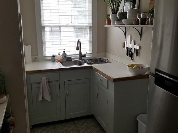 5th image of 210 E Vanderbilt St