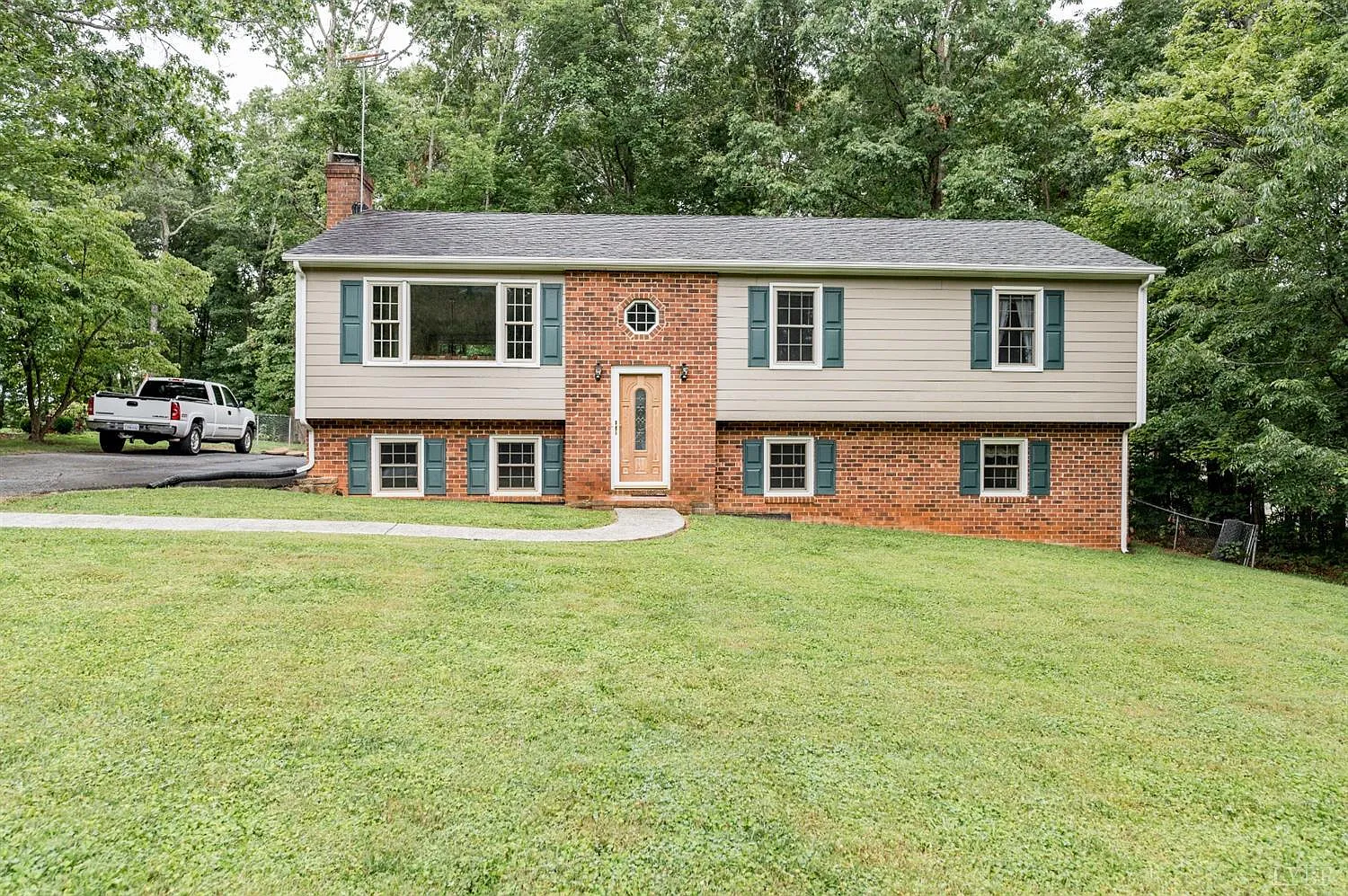 212 Goldfinch Dr photo 1