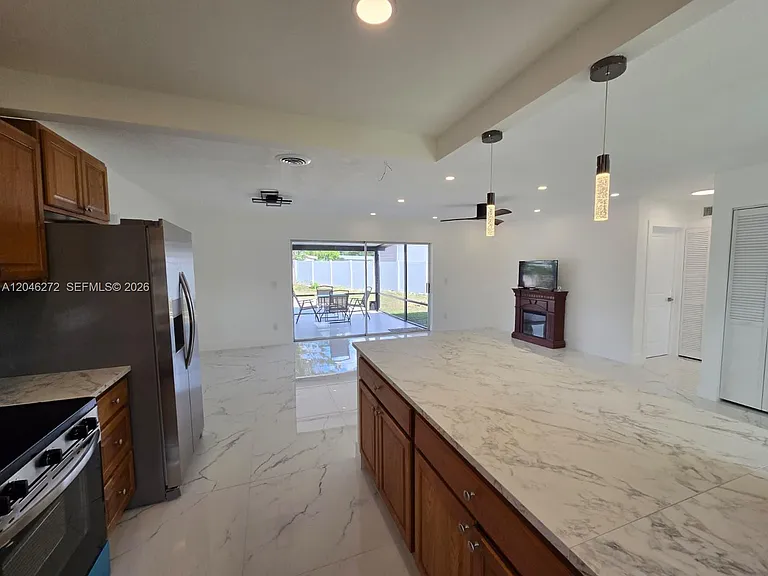 305 SE Airoso Blvd — Photo 15