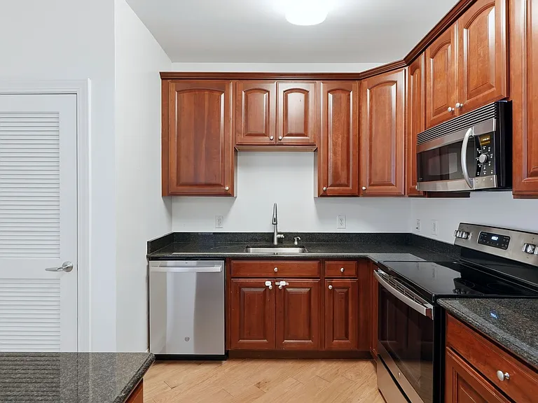 20 Avenue At Port Imperial #323 — Photo 4