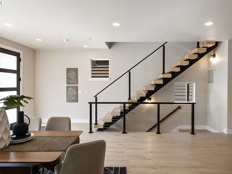 617 SW Lobelia St — Photo 5