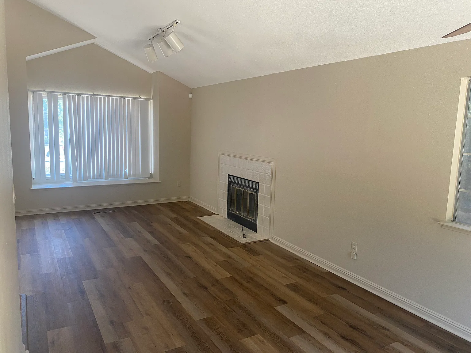6 bed, 2100 sqft, $3,700 — Photo 4