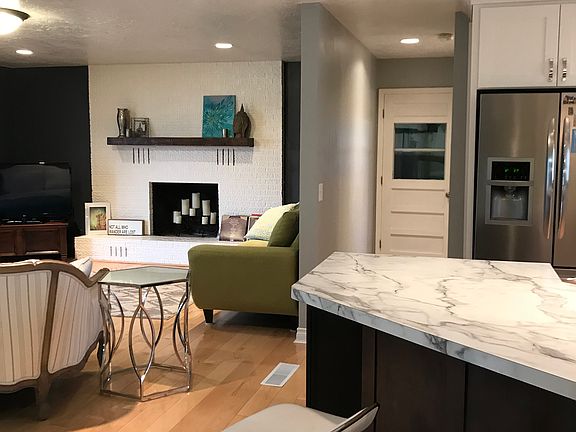 kitchen island-living room