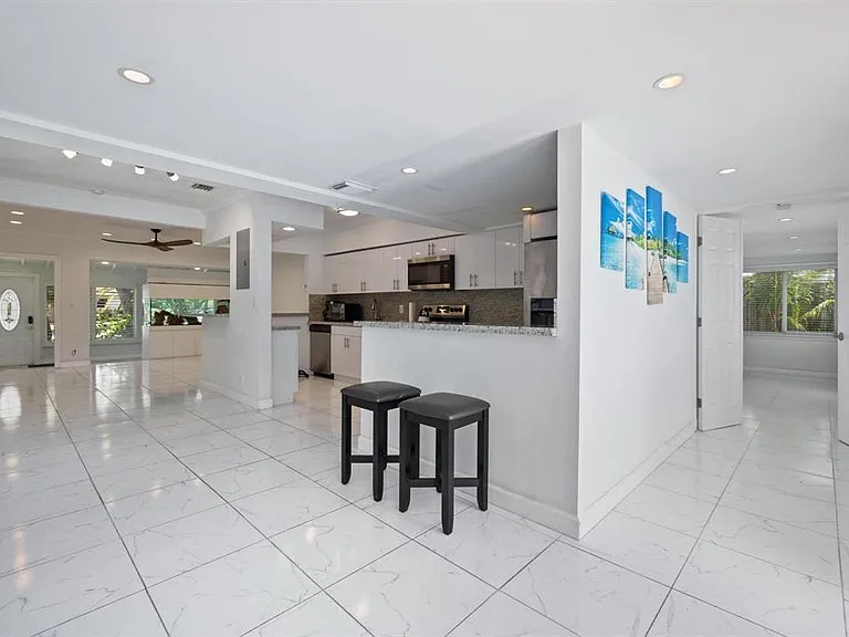 2440 SW 16th St — Photo 25