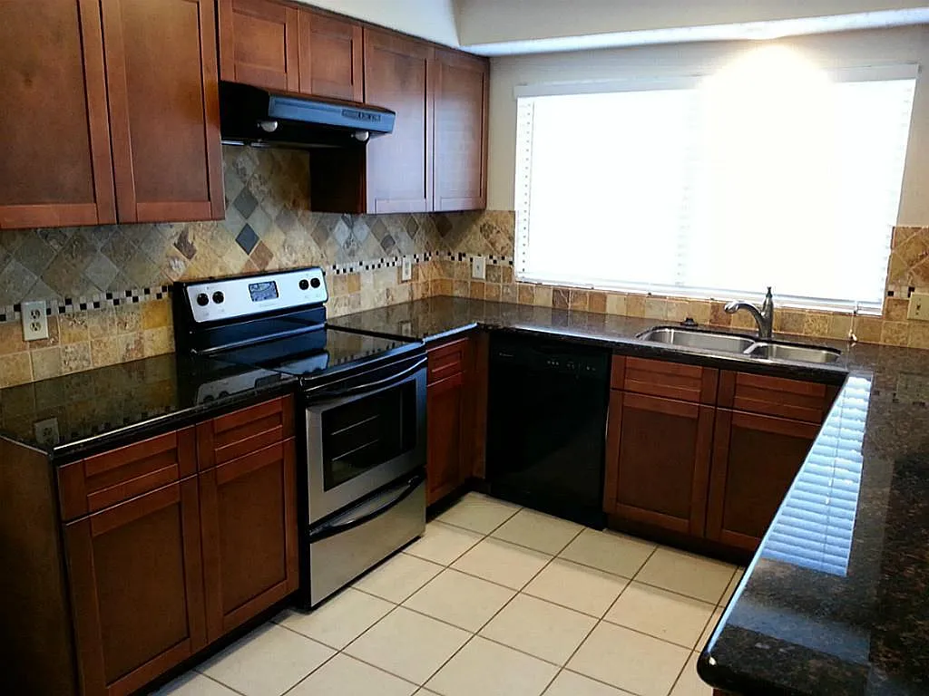 4 bed, 2.5 bath, 2028 sqft, $2,075 — Photo 3