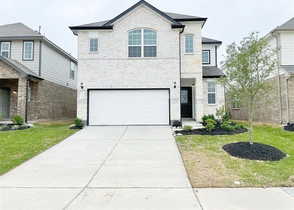 4 bed, 2.5 bath, 2389 sqft, $2,400 — Photo 1