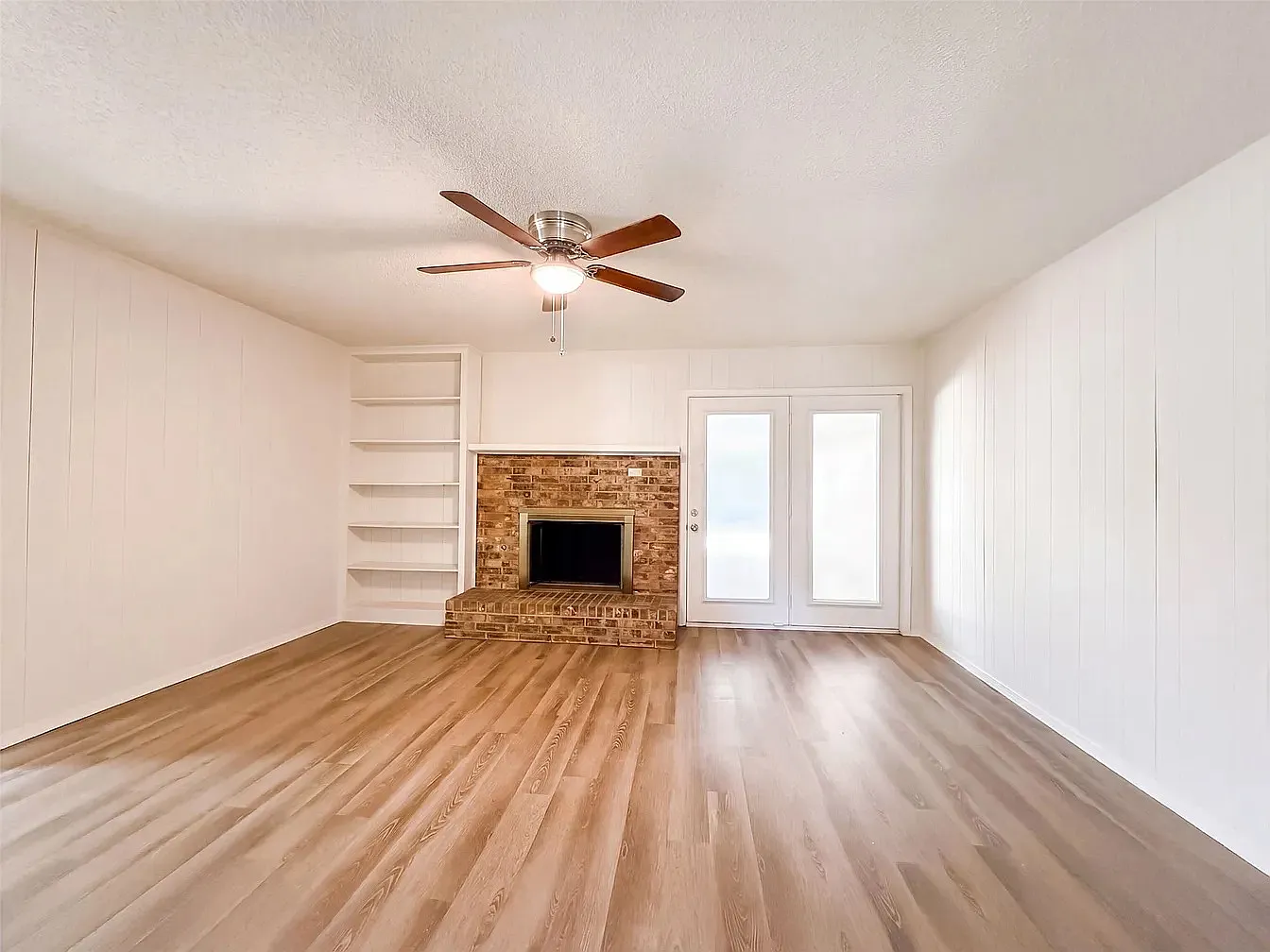 3 bed, 1270 sqft, $2,423 — Photo 2