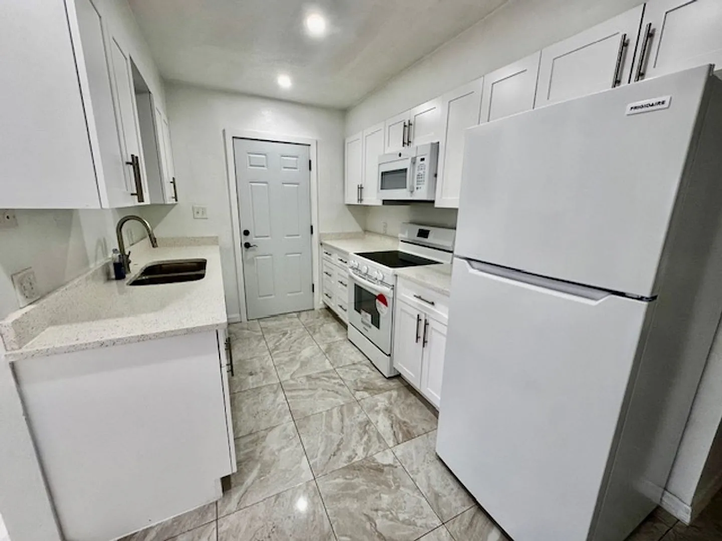 2 bedroom 1.5 bathroom First Floor Condo in Cape Coral — Photo 4