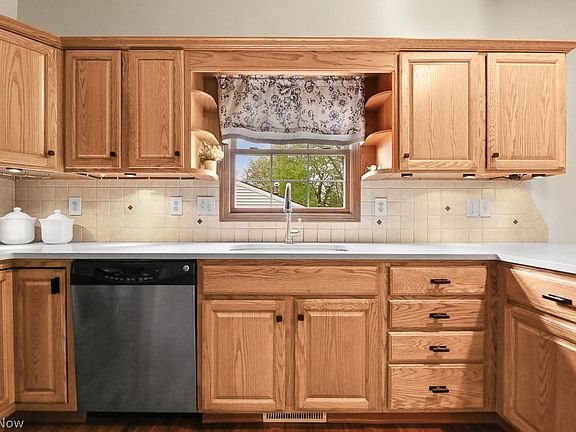 5th image of 392 Maplewood Dr