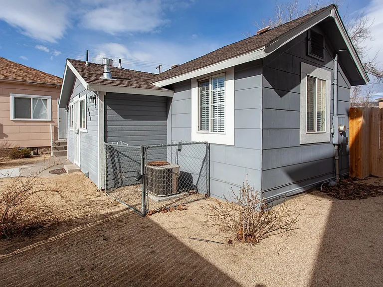 425 Stewart St — Photo 2