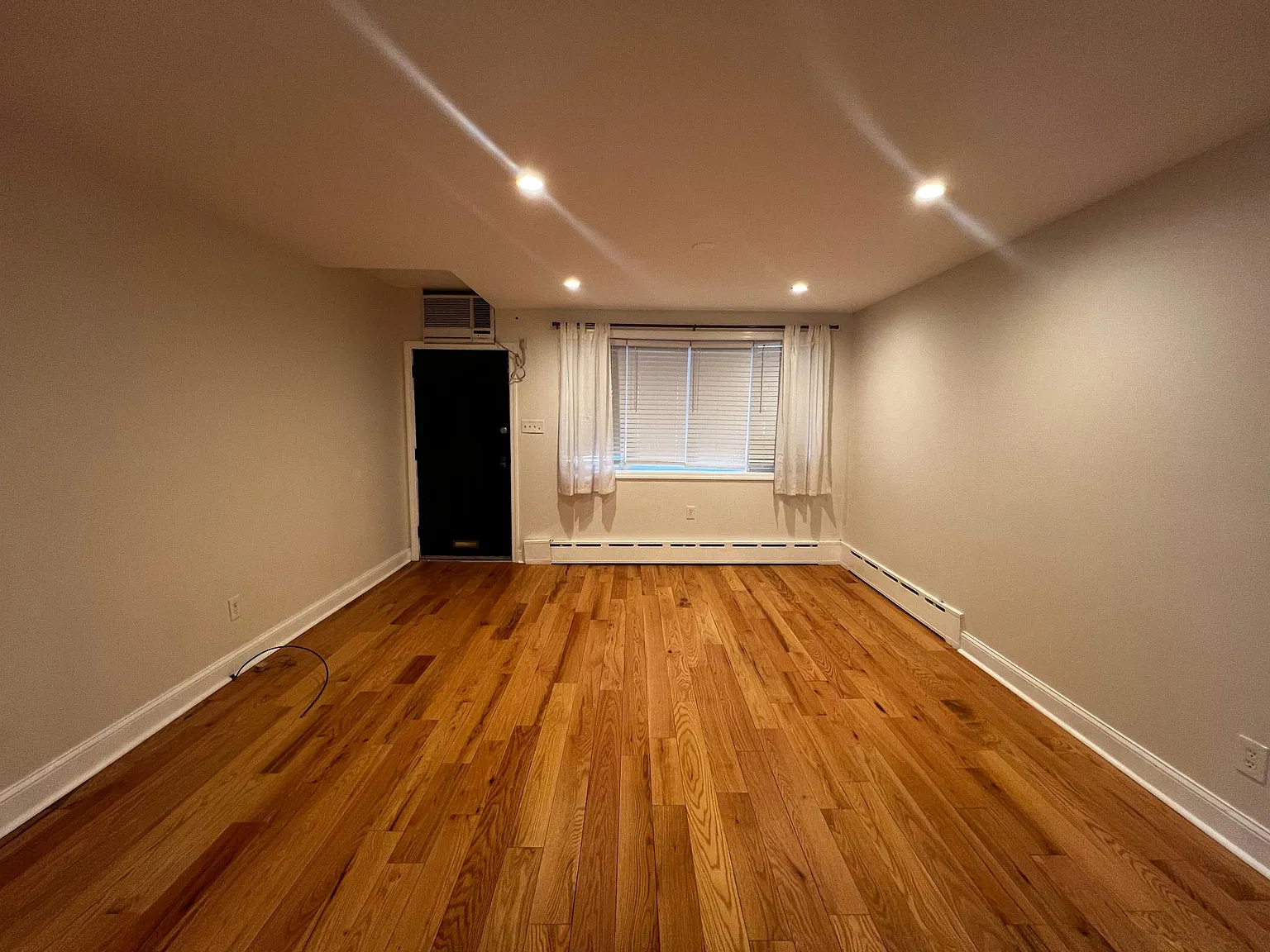 3 bed, 1100 sqft, $2,500 — Photo 4
