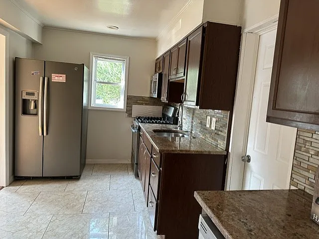 3 bed, 1066 sqft, $4,200 — Photo 4