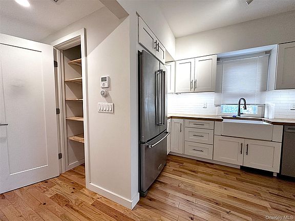 4th image of 437 Warburton Ave #1