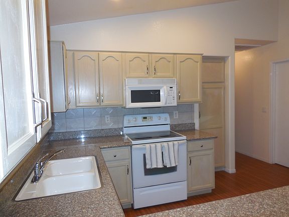 4th image of 2020 E Bluefield Ave