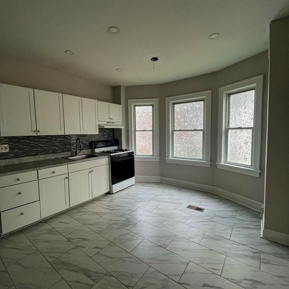 1 bed, 1.0 bath, 2037 sqft, $1,650 — Photo 3