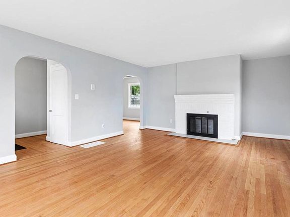 2nd image of 104 Twin Oaks Rd