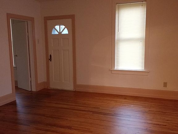 4th image of 910 N Park St