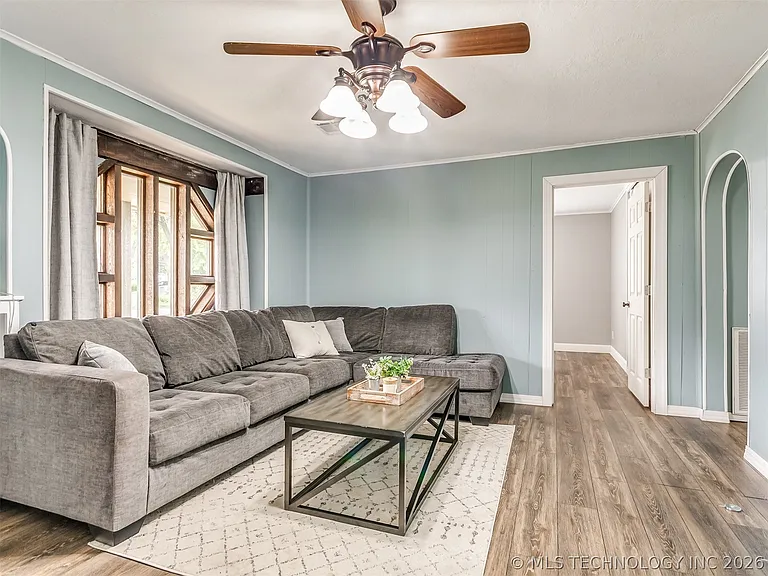 233 NE Queenstown Ave — Photo 3