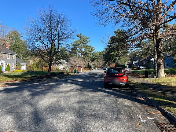 4th image of 9 Erin Dr