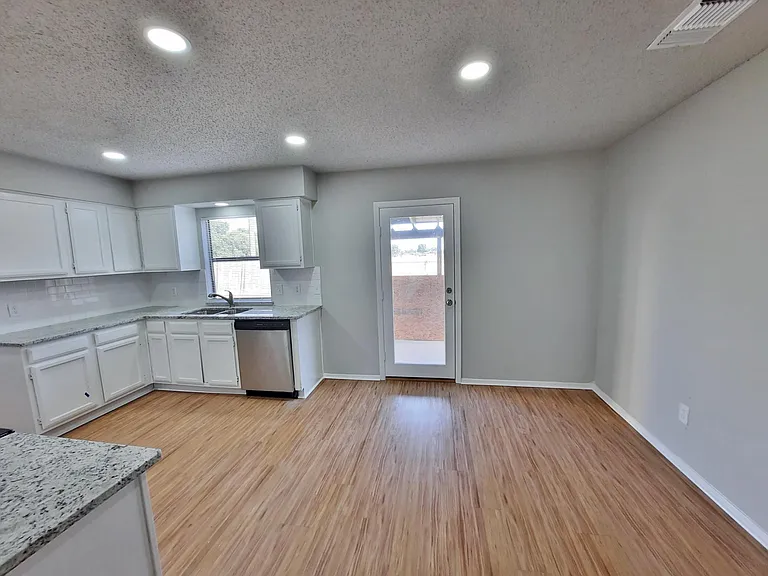 2646 Winslow Dr — Photo 6