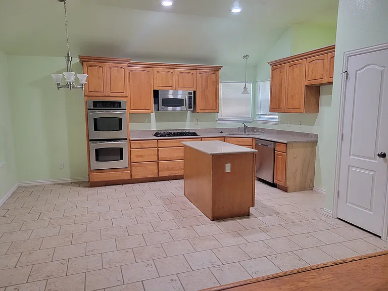1424 Chapman Dr — Photo 6