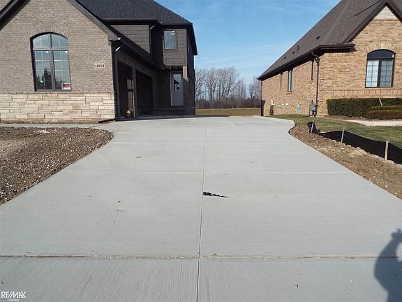 3rd image of 11853 Forest Brook Dr