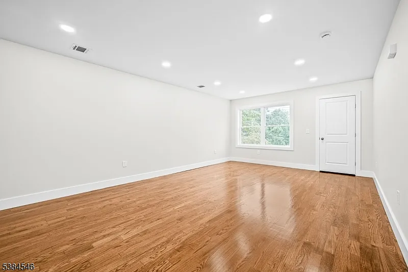 2 bed, 1.0 bath, $3,000 — Photo 3